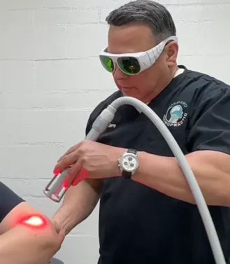 Terapia de láser Clase IV aplicada a la espalda baja de una paciente relajada