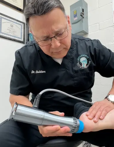 El Dr. Caldero realizando terapia de ondas de choque